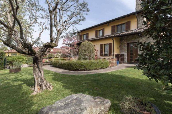 casa indipendente in vendita a Besana in Brianza in zona Villa Raverio