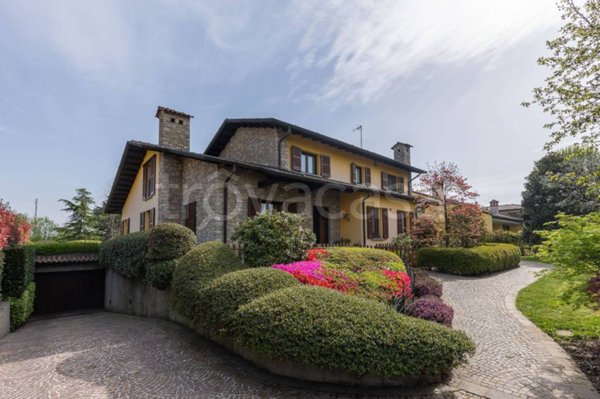 casa indipendente in vendita a Besana in Brianza in zona Villa Raverio