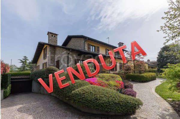 casa indipendente in vendita a Besana in Brianza in zona Villa Raverio