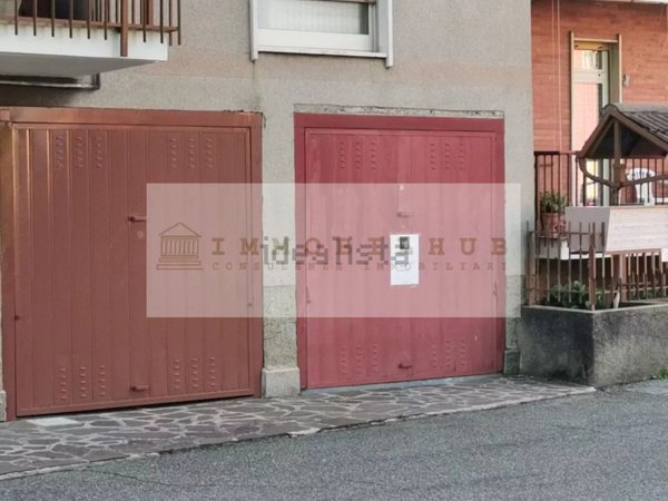 casa indipendente in vendita a Besana in Brianza in zona Villa Raverio