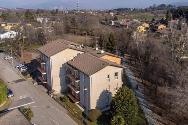 casa indipendente in vendita a Besana in Brianza in zona Villa Raverio