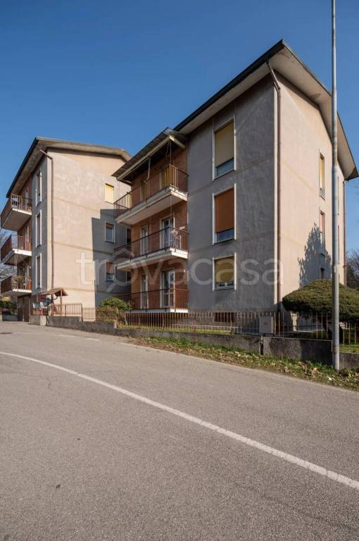 casa indipendente in vendita a Besana in Brianza in zona Villa Raverio
