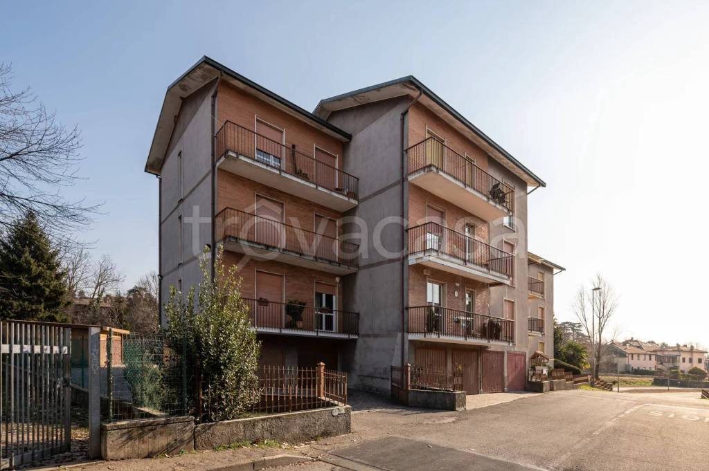 casa indipendente in vendita a Besana in Brianza in zona Villa Raverio
