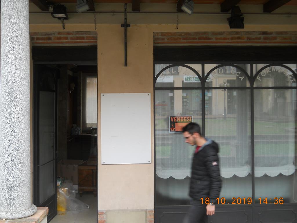 locale commerciale in vendita a Besana in Brianza