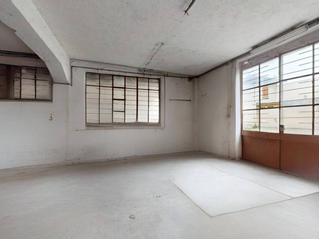 locale commerciale in vendita a Besana in Brianza