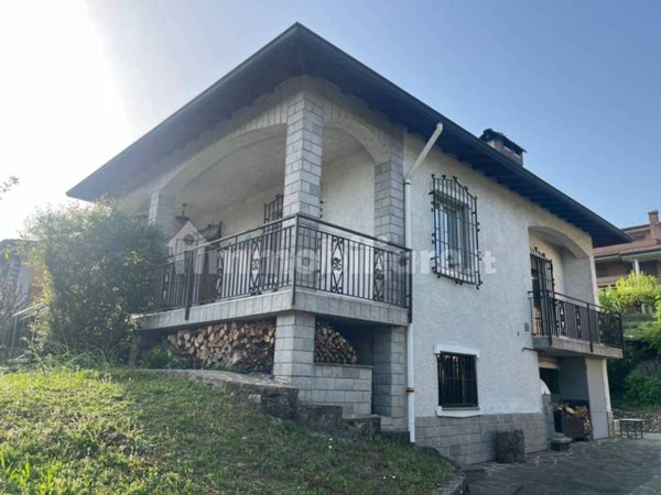 casa indipendente in vendita a Besana in Brianza in zona Montesiro