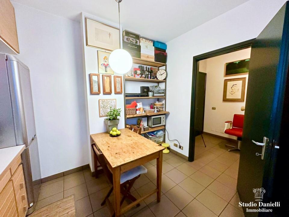 casa indipendente in vendita a Besana in Brianza in zona Montesiro