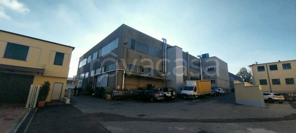 locale commerciale in vendita a Besana in Brianza