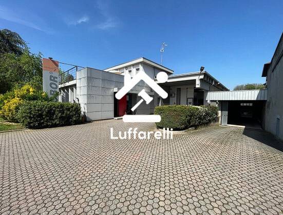 locale commerciale in vendita a Besana in Brianza