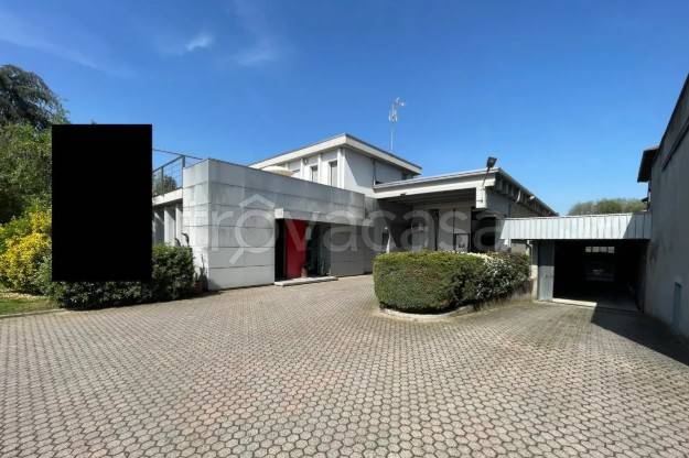 locale commerciale in vendita a Besana in Brianza
