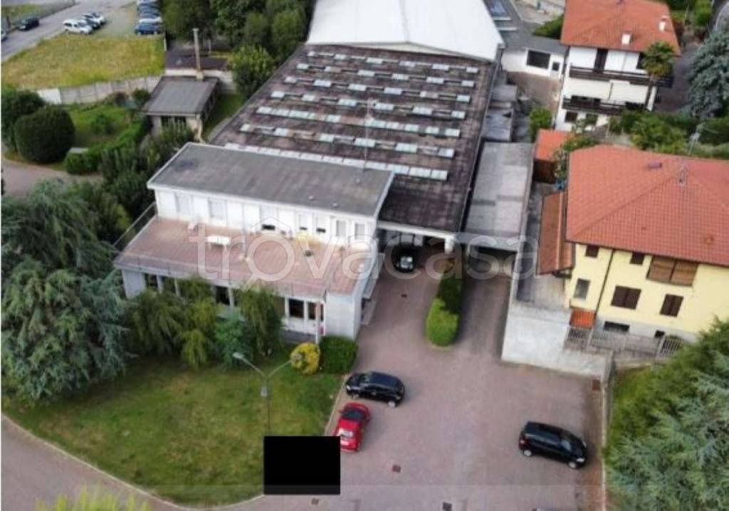 locale commerciale in vendita a Besana in Brianza