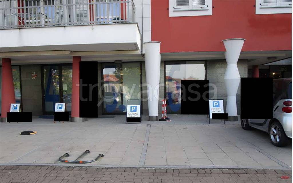 negozio in vendita a Besana in Brianza