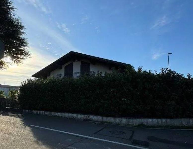 casa indipendente in vendita a Besana in Brianza in zona Villa Raverio