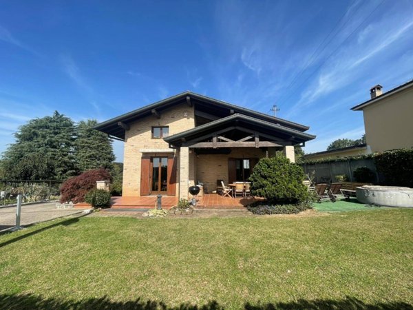 casa indipendente in vendita a Besana in Brianza in zona Calò