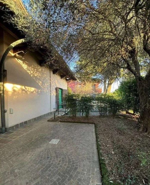 casa indipendente in vendita a Besana in Brianza in zona Villa Raverio