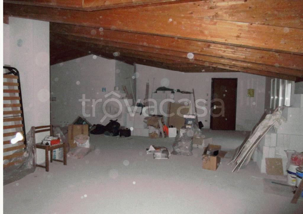 locale commerciale in vendita a Besana in Brianza