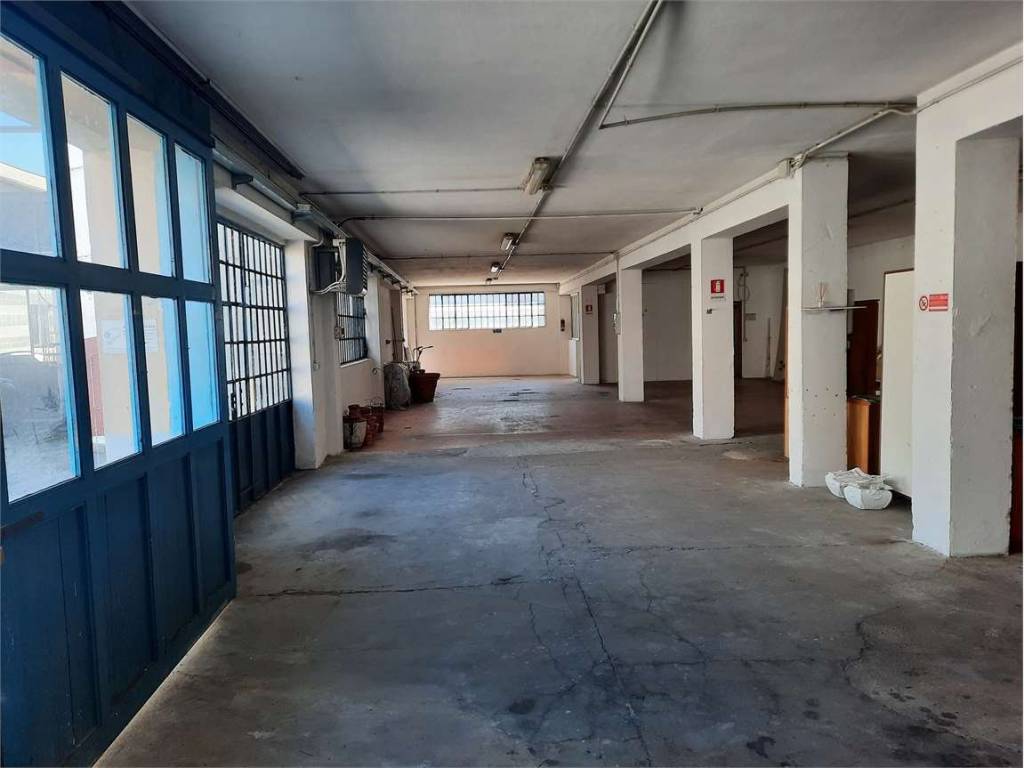 negozio in vendita a Besana in Brianza