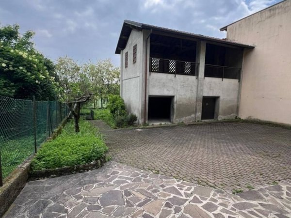 appartamento in vendita a Besana in Brianza in zona Villa Raverio