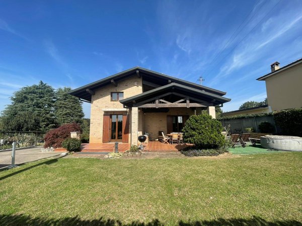 casa indipendente in vendita a Besana in Brianza in zona Calò