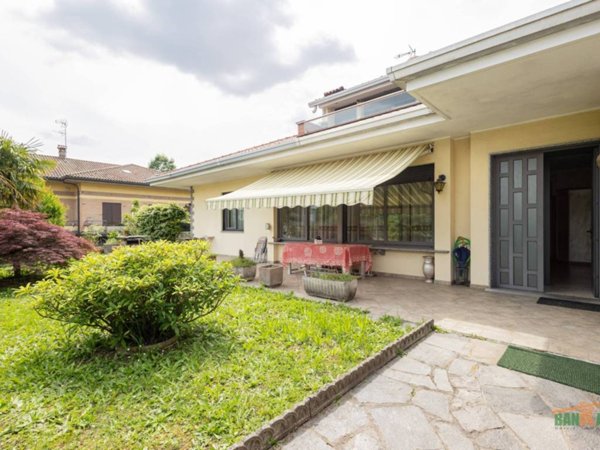 casa indipendente in vendita a Besana in Brianza in zona Villa Raverio