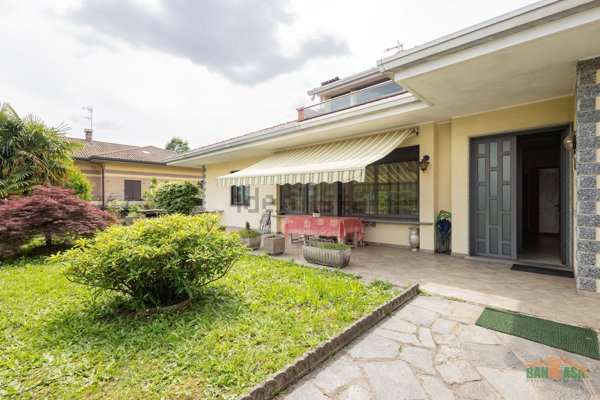 casa indipendente in vendita a Besana in Brianza in zona Villa Raverio