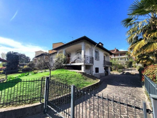 casa indipendente in vendita a Besana in Brianza in zona Montesiro