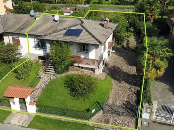 casa indipendente in vendita a Besana in Brianza in zona Montesiro