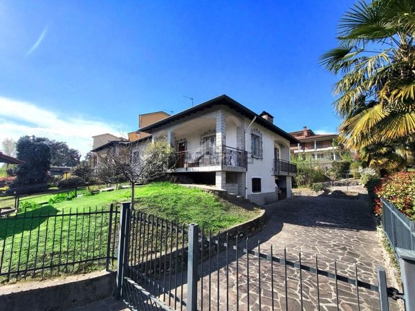 appartamento in vendita a Besana in Brianza in zona Montesiro