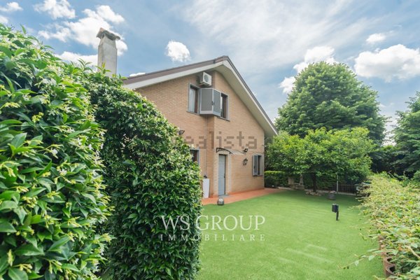 casa indipendente in vendita a Besana in Brianza in zona Calò