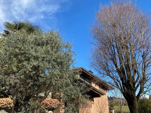 casa indipendente in vendita a Besana in Brianza in zona Villa Raverio