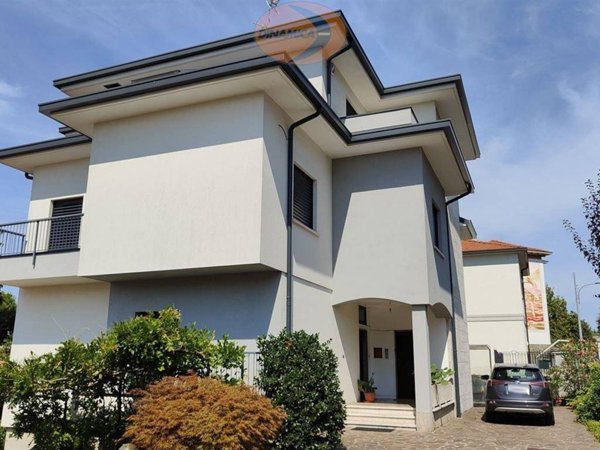 casa indipendente in vendita a Besana in Brianza