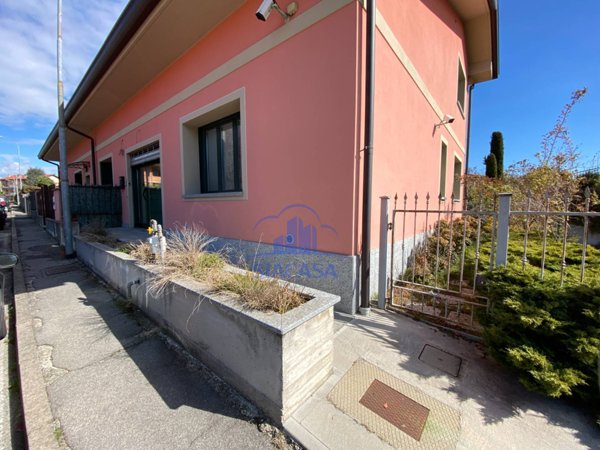 casa indipendente in vendita a Besana in Brianza in zona Villa Raverio