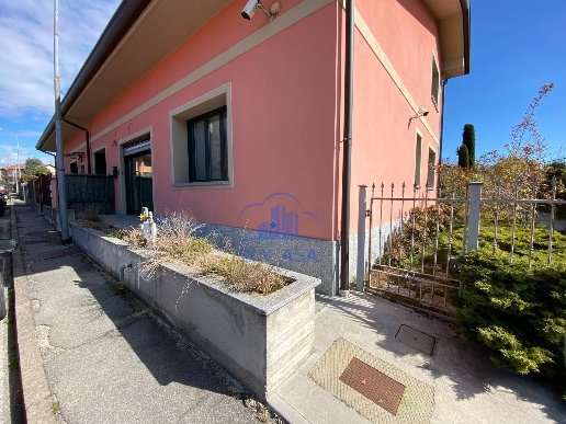 casa indipendente in vendita a Besana in Brianza in zona Villa Raverio