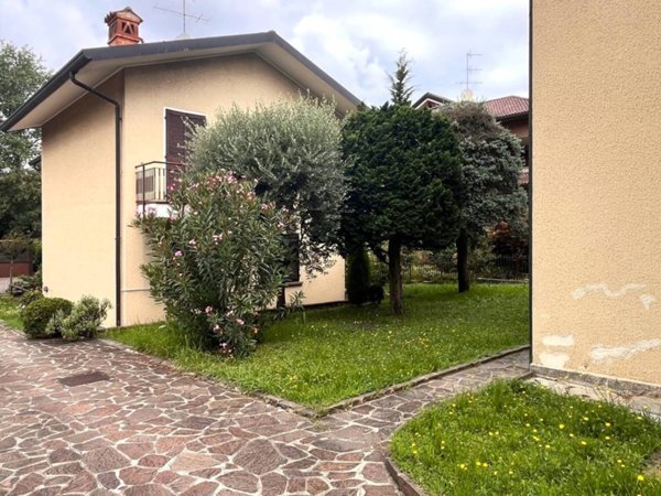 casa indipendente in vendita a Besana in Brianza in zona Villa Raverio