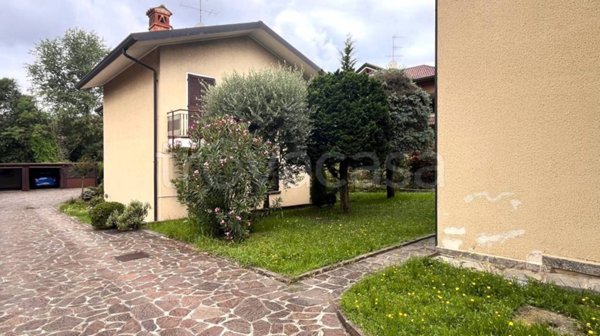 casa indipendente in vendita a Besana in Brianza in zona Villa Raverio