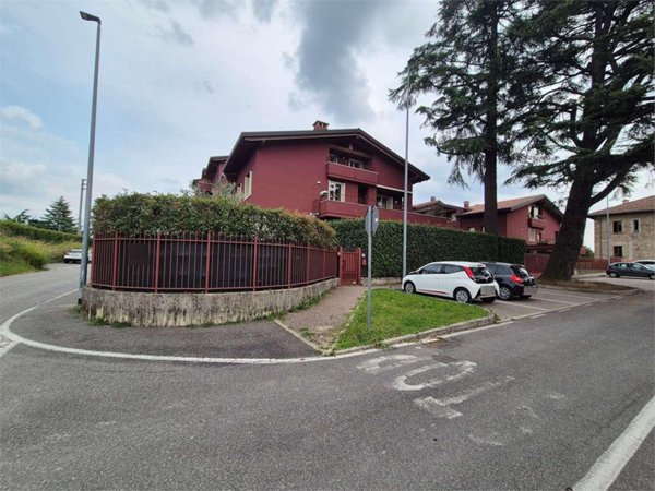 appartamento in vendita a Besana in Brianza in zona Villa Raverio