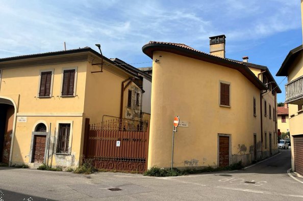 locale di sgombero in vendita a Besana in Brianza