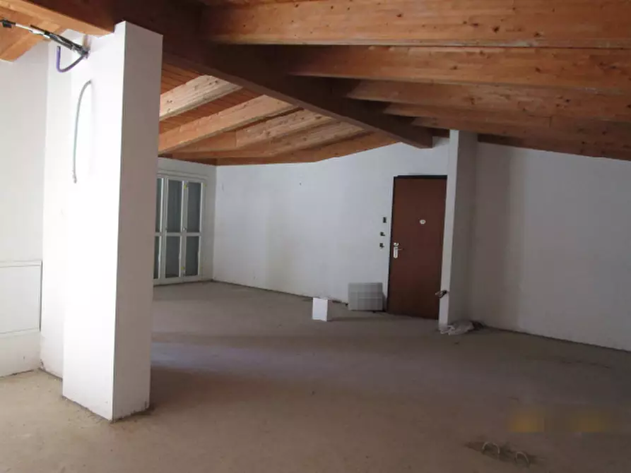 locale di sgombero in vendita a Besana in Brianza