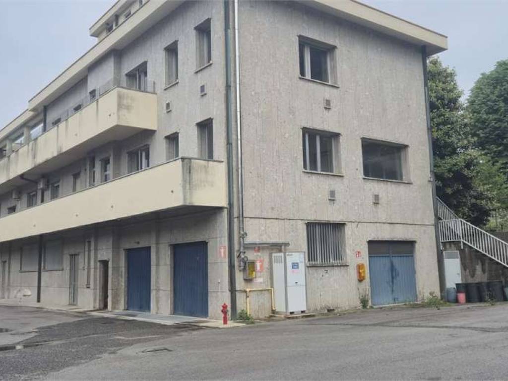 locale commerciale in vendita a Besana in Brianza