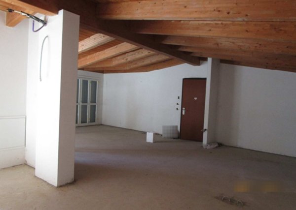 locale di sgombero in vendita a Besana in Brianza