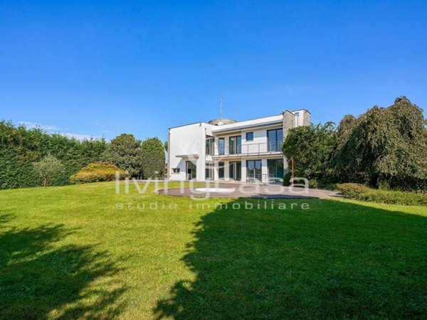 casa indipendente in vendita a Besana in Brianza in zona Villa Raverio