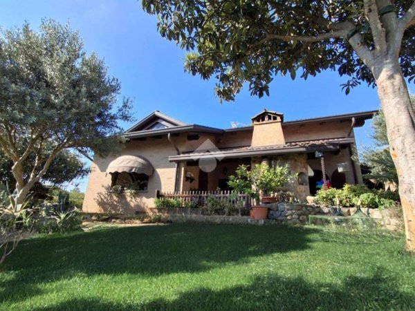 casa indipendente in vendita a Besana in Brianza in zona Villa Raverio