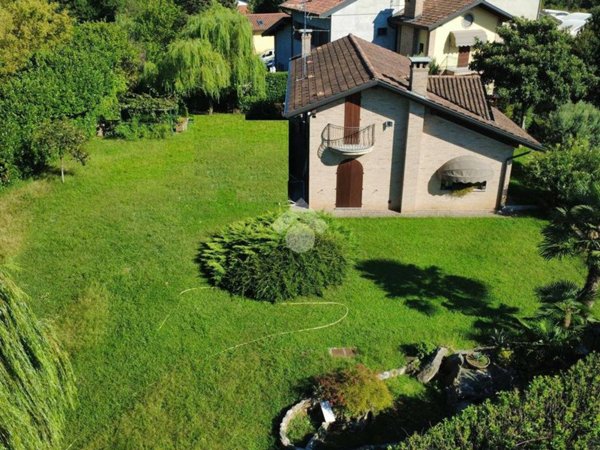 appartamento in vendita a Besana in Brianza in zona Villa Raverio