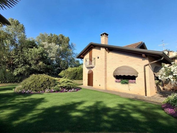 casa indipendente in vendita a Besana in Brianza in zona Villa Raverio