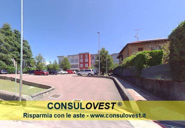 locale commerciale in vendita a Besana in Brianza