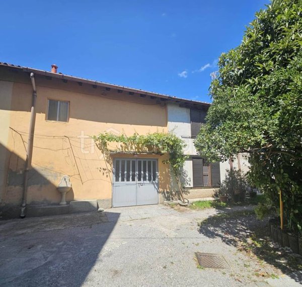 locale commerciale in vendita a Besana in Brianza in zona Calò