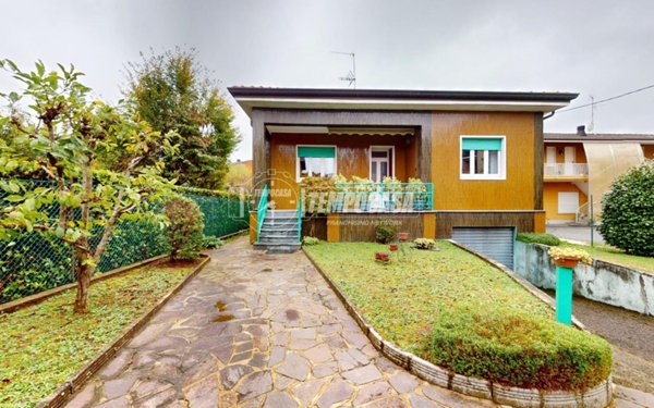 casa indipendente in vendita a Besana in Brianza in zona Calò