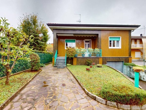 casa indipendente in vendita a Besana in Brianza in zona Calò