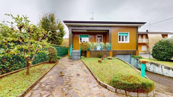 casa indipendente in vendita a Besana in Brianza in zona Calò