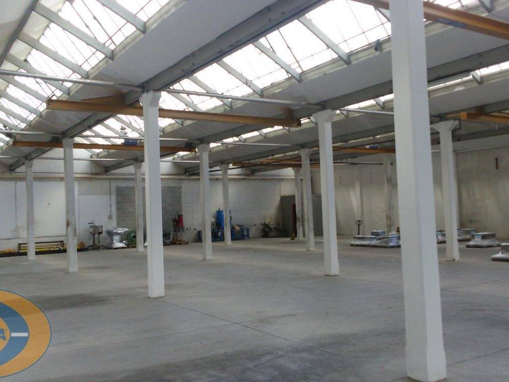 locale commerciale in vendita a Besana in Brianza